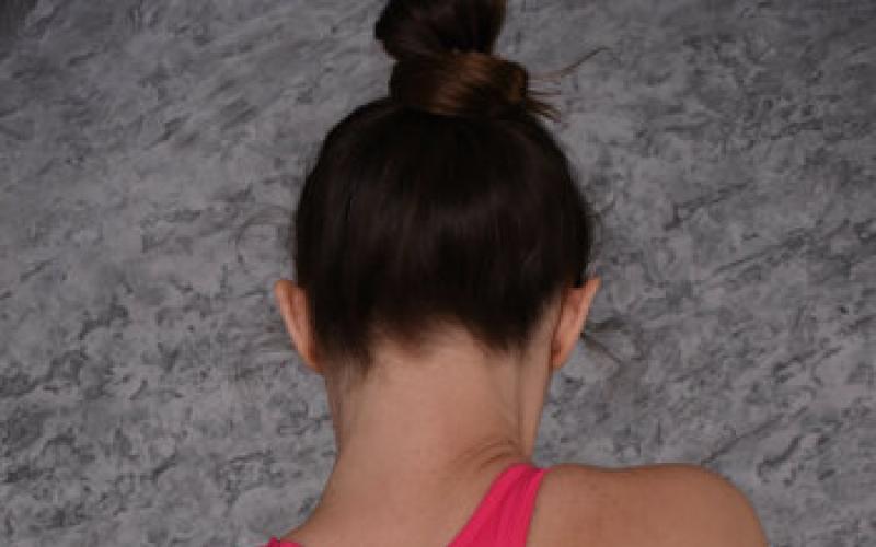 «Здоровая спина»: как сделать себе массаж плеч изнутри